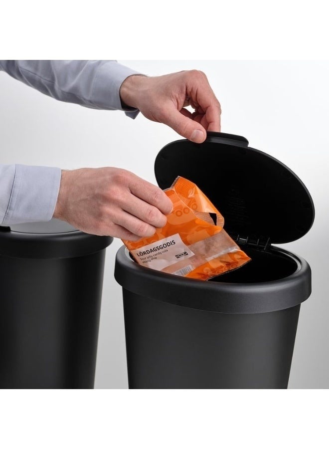 أيكيا سلة مهملات رفيعة بغطاء قابل للإزالة - سلة مهملات منزلية عملية سعة 8 لترات لفرز وتخزين النفايات - مصنوعة من بلاستيك معاد تدويره متين، أسود - Image 4